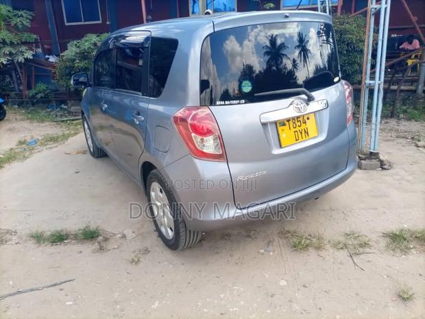 Toyota Ractis 1.3 FWD 2008 Gray