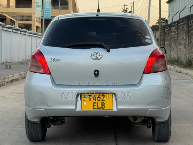 Toyota Vitz 2005 Silver
