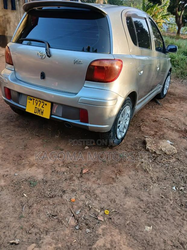 Toyota Vitz 2004 Silver