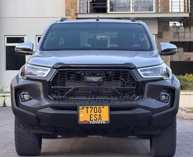 Toyota Hilux 2020 Burgundy