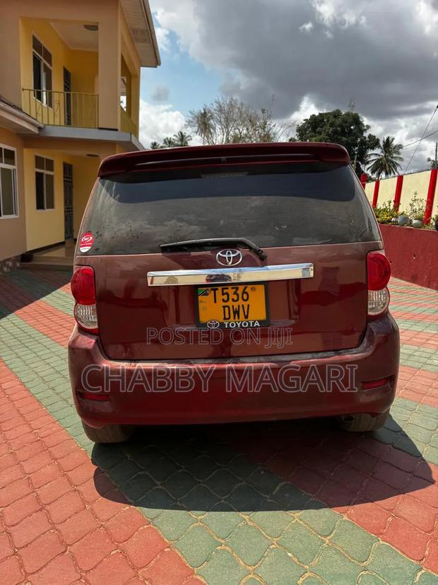 Toyota Corolla Rumion Hatchback 1.5 FWD 2010 Maroon