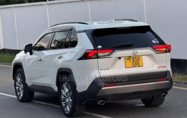 Toyota RAV4 2021 White
