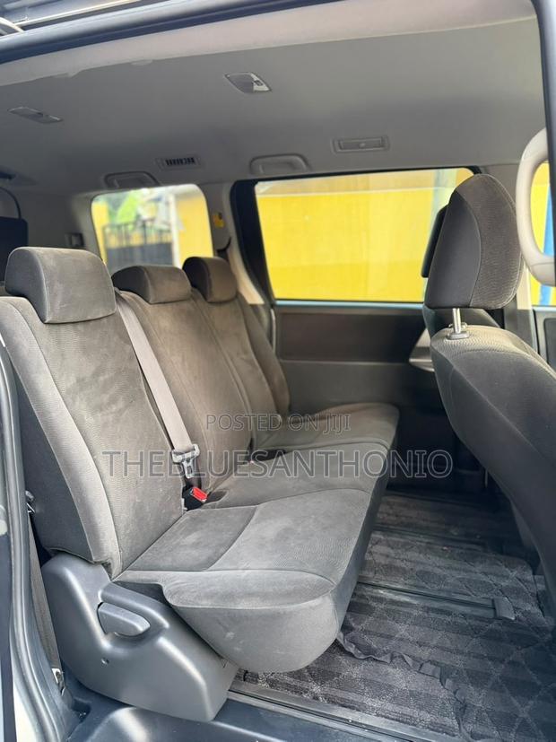 Toyota Noah 2012 Silver