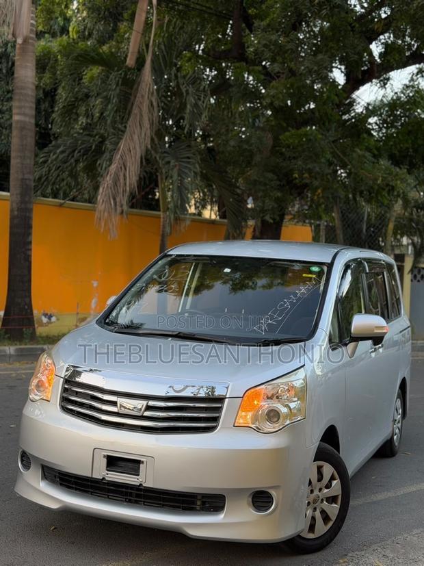 Toyota Noah 2012 Silver