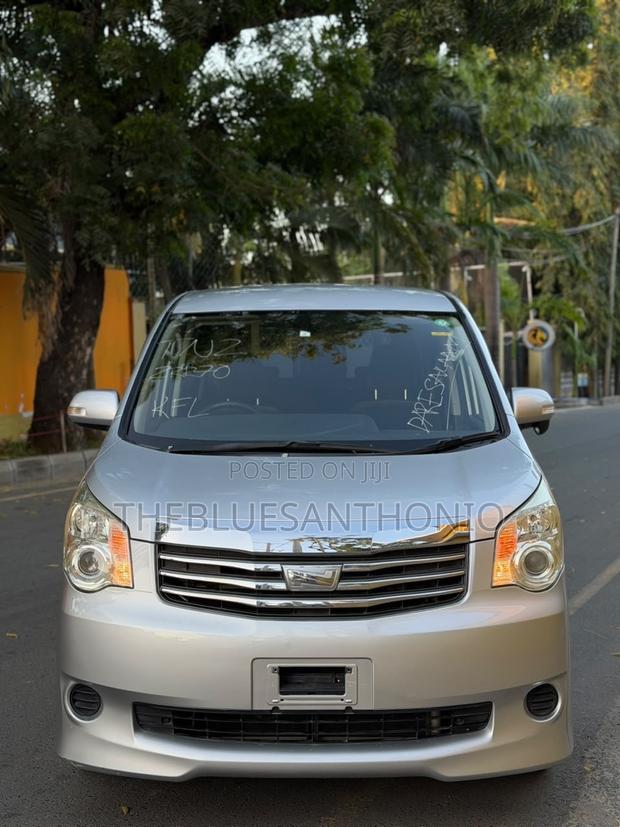 Toyota Noah 2012 Silver