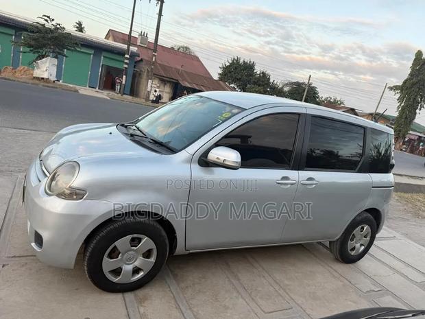 Toyota Sienta 2009