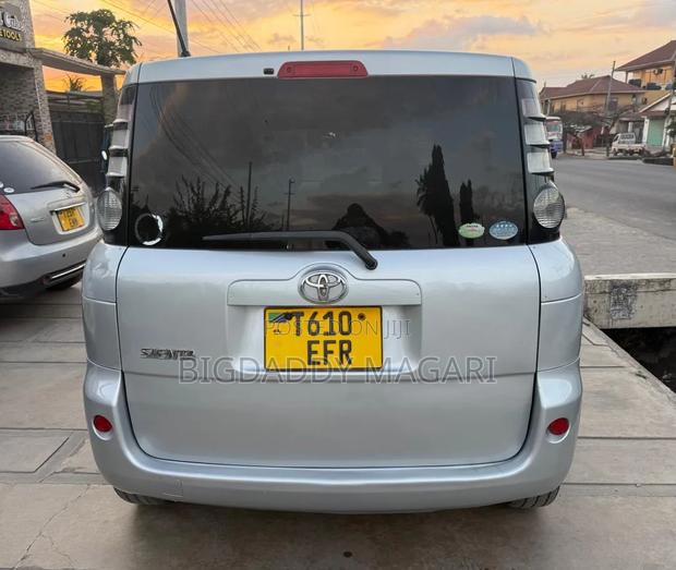 Toyota Sienta 2009