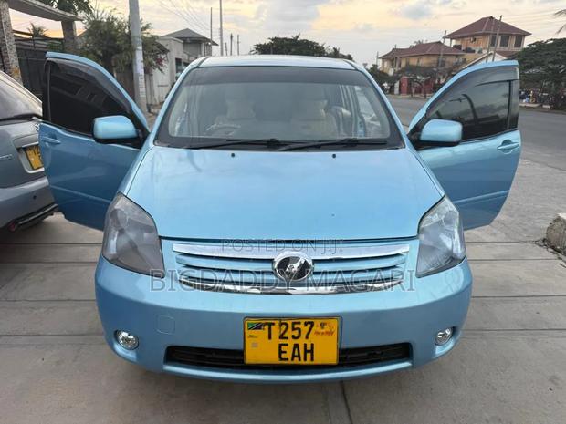 Toyota Raum 2004