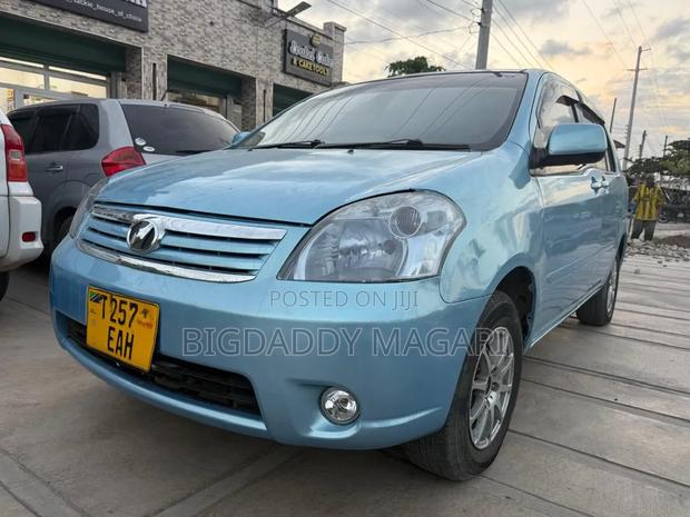 Toyota Raum 2004