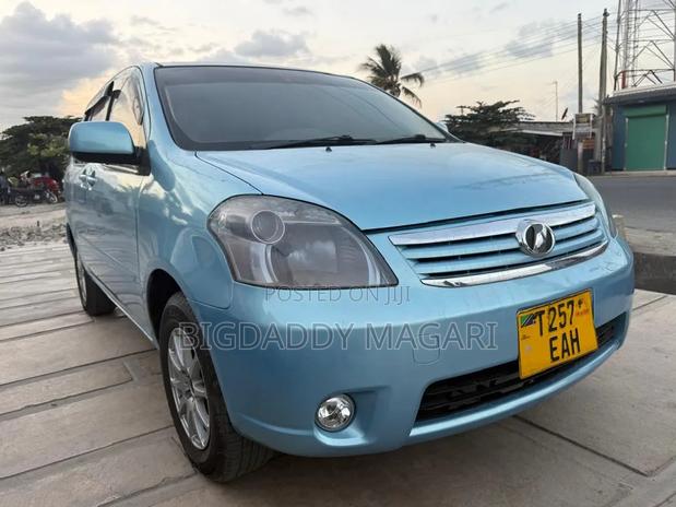 Toyota Raum 2004