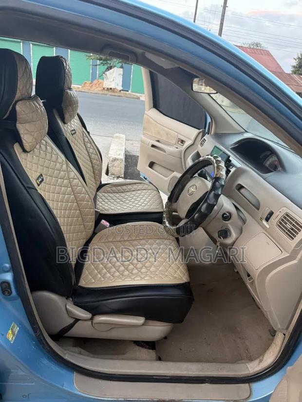 Toyota Raum 2004