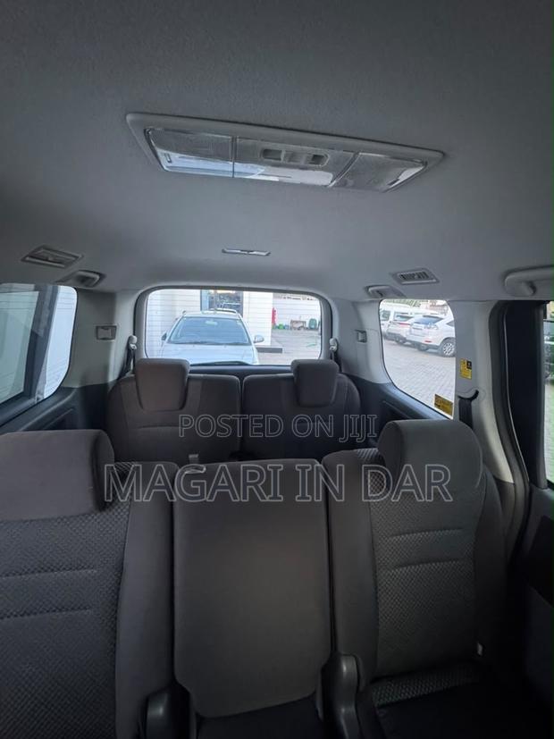 Toyota Noah 2009 Silver