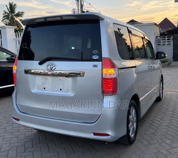 Toyota Noah 2009 Silver