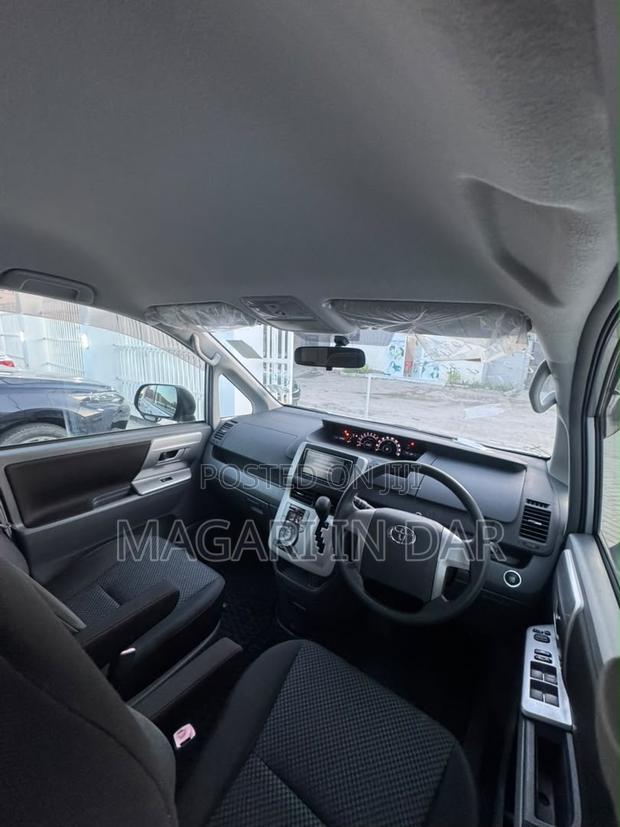 Toyota Noah 2009 Silver