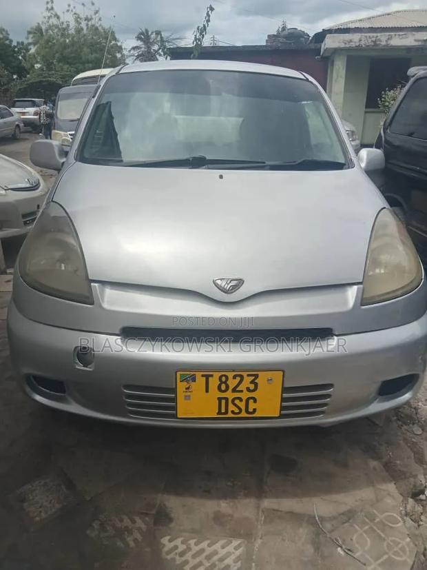 Toyota Fun Cargo 2002 Silver