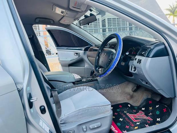 Toyota Crown 2004 Gray