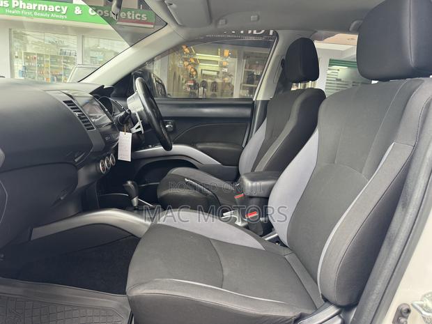 Mitsubishi Outlander 2010 White