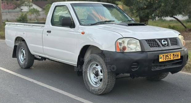 Nissan Hardbody 2016 White