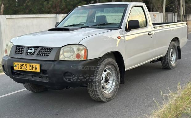 Nissan Hardbody 2016 White
