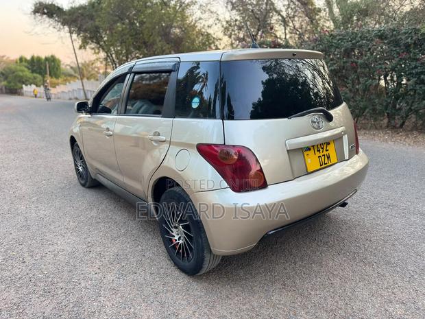 Toyota IST 2005 Gold