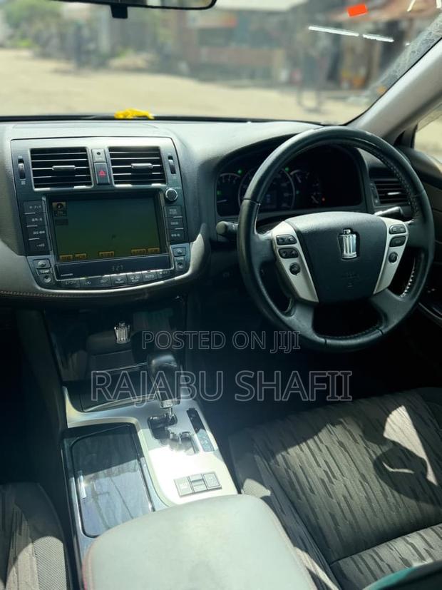 Toyota Crown 2010 Black