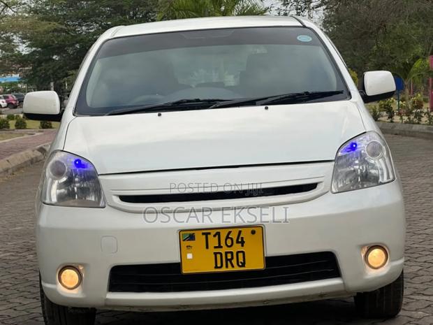 Toyota Raum 2005 White