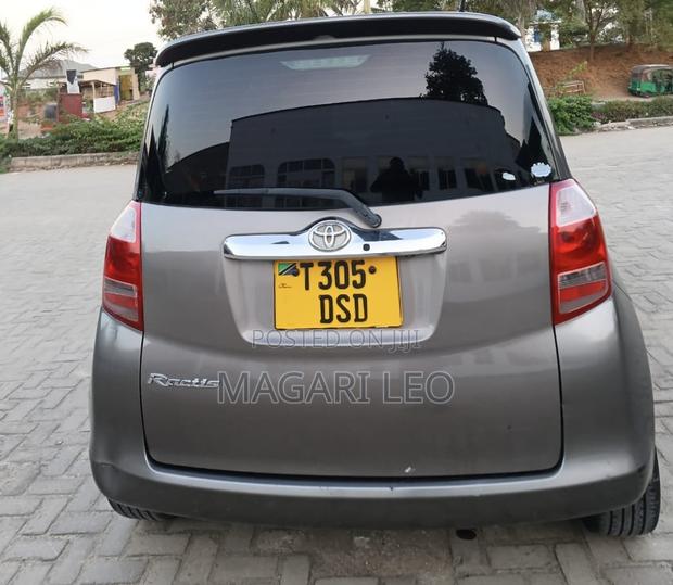 Toyota Ractis 1.5 FWD 2005 Gray