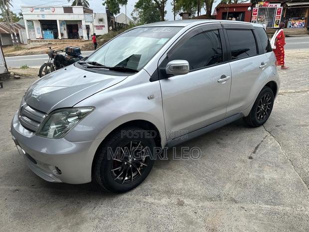 Toyota IST 2004 Silver