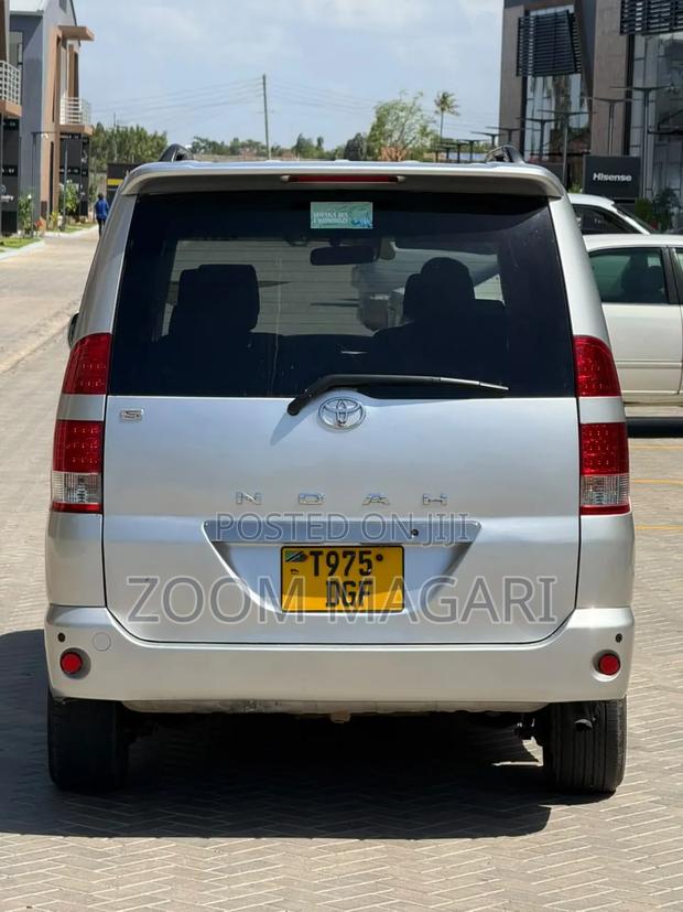 Toyota Noah 2003 Silver