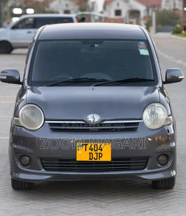 Toyota Sienta 2004 Gray