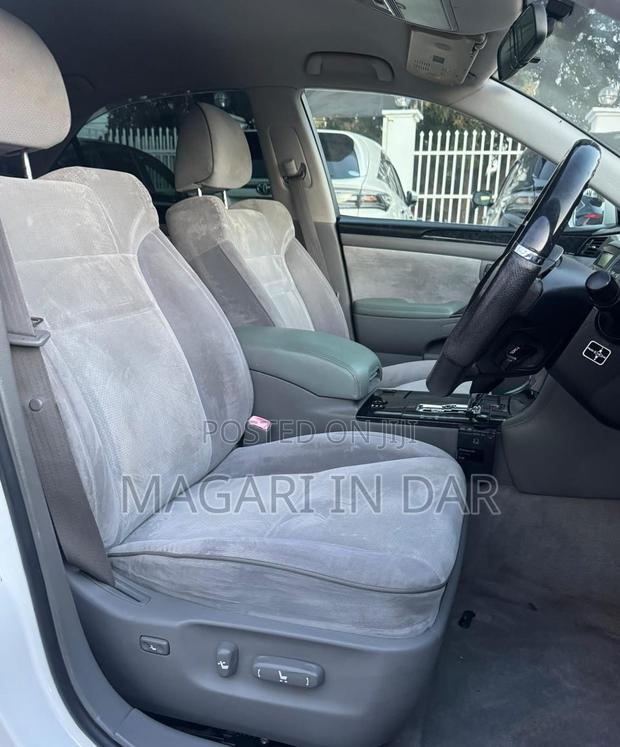 Toyota Crown 2004 White
