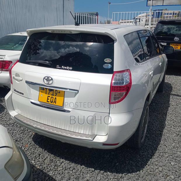 Toyota Vanguard 2010 White