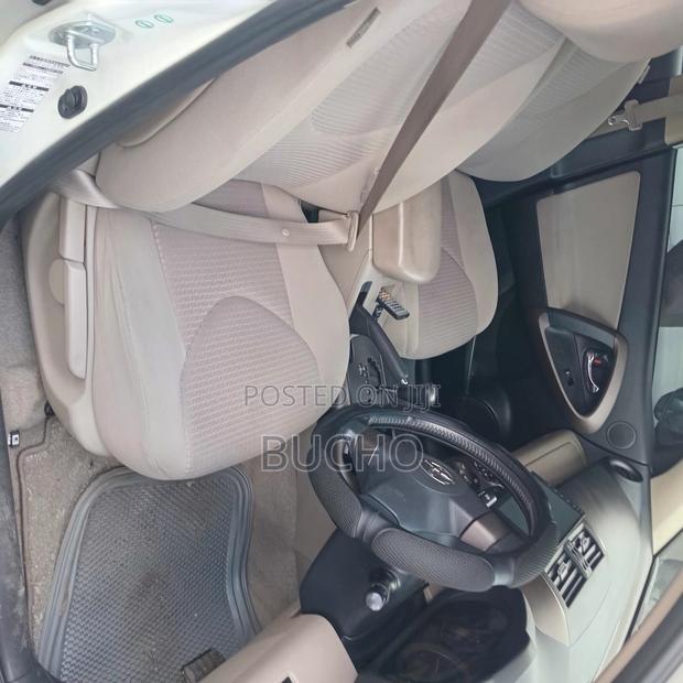 Toyota Vanguard 2010 White
