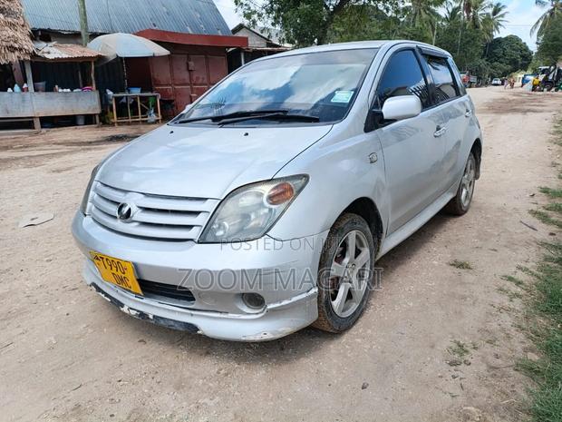 Toyota IST 2003 Silver