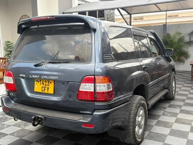 Toyota Land Cruiser 2001 Gray