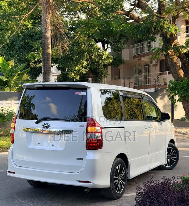 Toyota Noah 2011 White