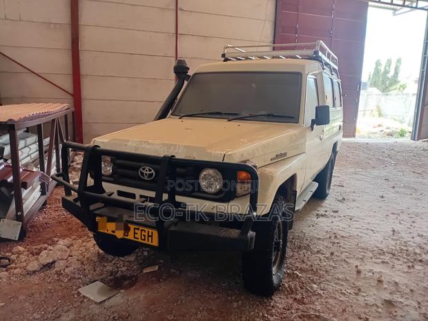 Toyota Land Cruiser 4x4 2004 White