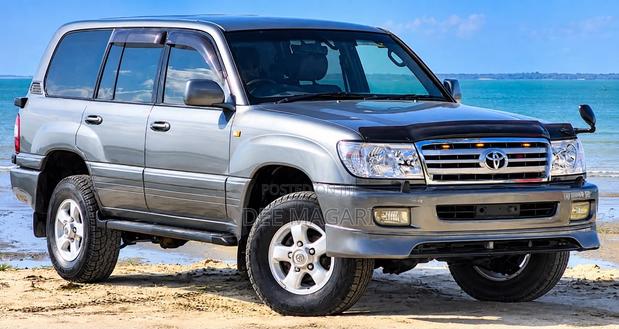 Toyota Land Cruiser 2000 Gray