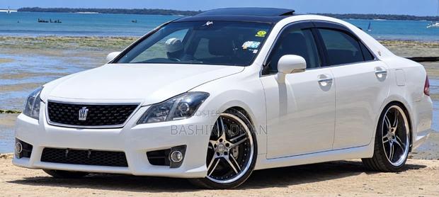 Toyota Crown 2010 Pearl