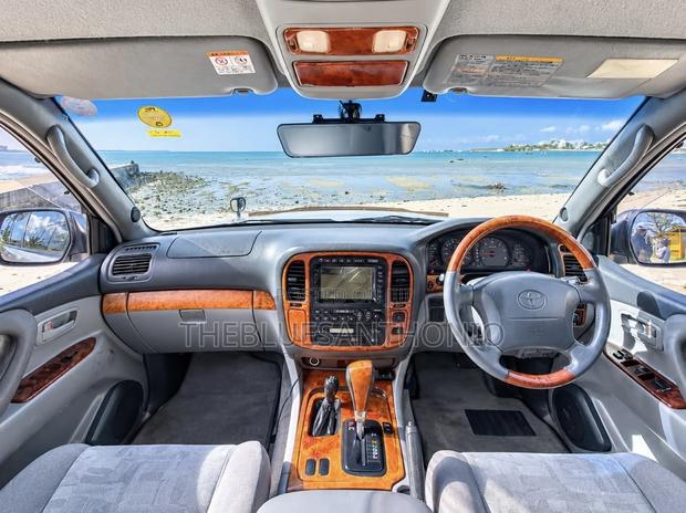 Toyota Land Cruiser 2000 Gray