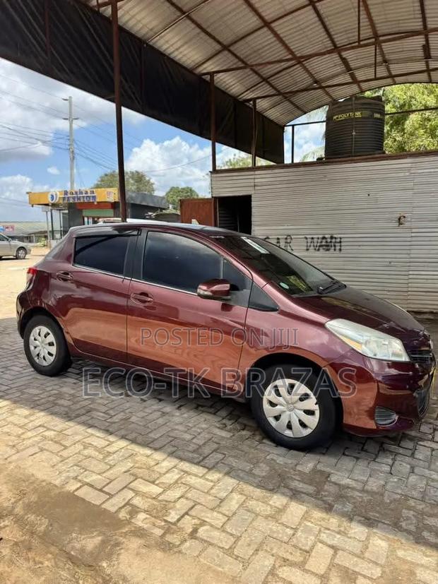 Toyota Vitz 1.0 FWD 5dr 2010 Maroon