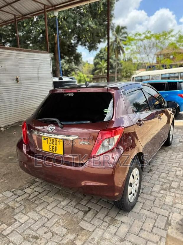 Toyota Vitz 1.0 FWD 5dr 2010 Maroon