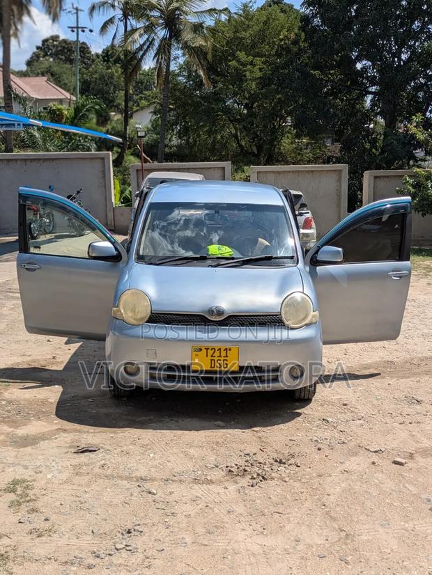 Toyota Sienta 2003