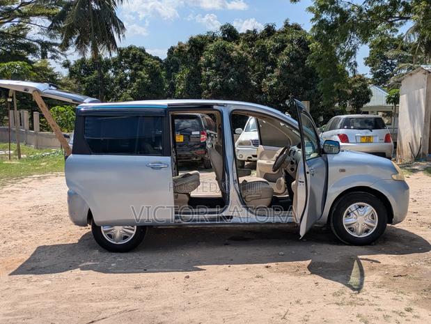 Toyota Sienta 2003
