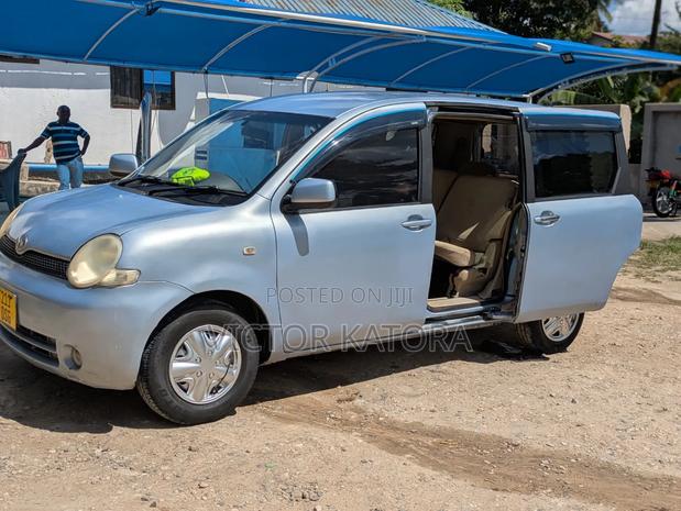 Toyota Sienta 2003