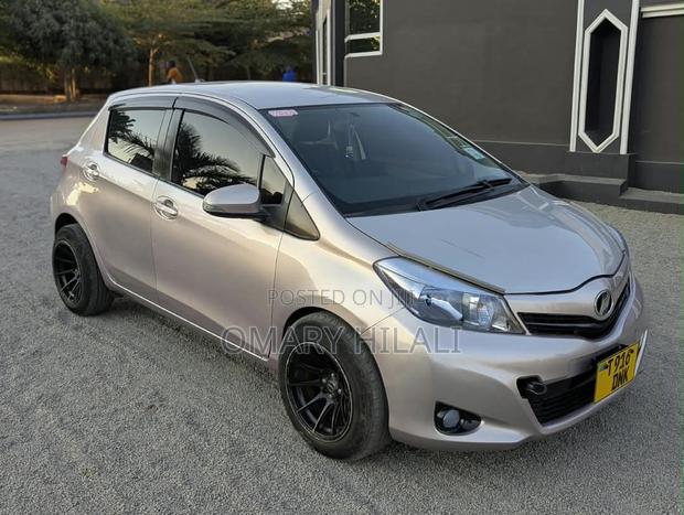 Toyota Vitz 2006 Silver