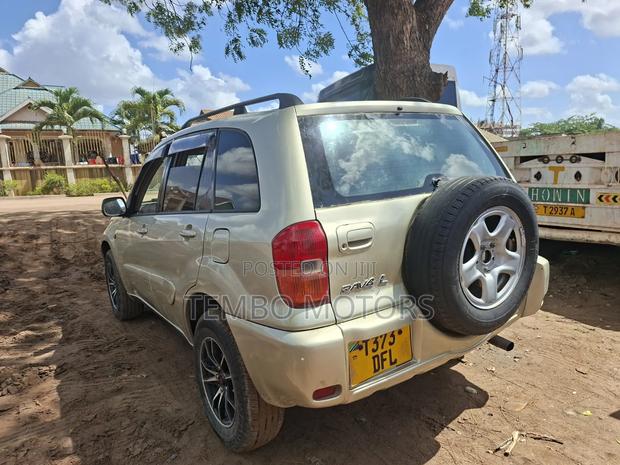 Toyota RAV4 2002 Gold