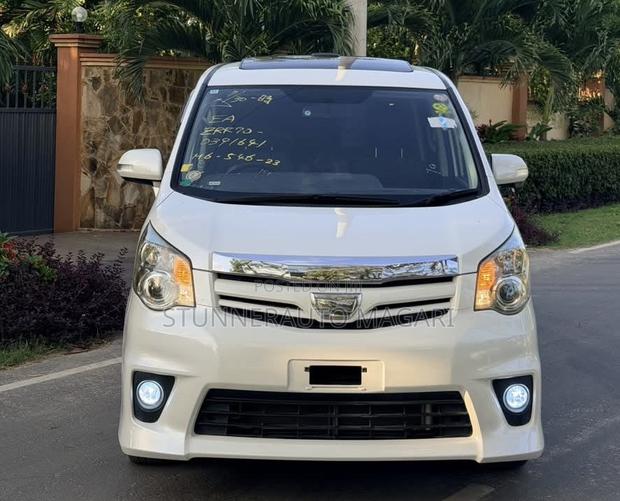Toyota Noah 2011 White