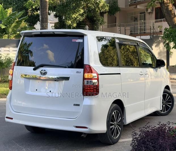 Toyota Noah 2011 White