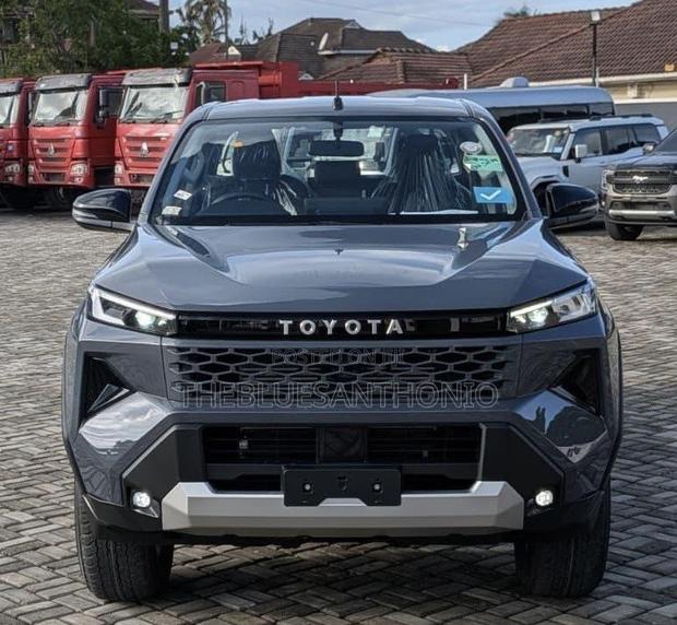Toyota Hilux 2026 Gray